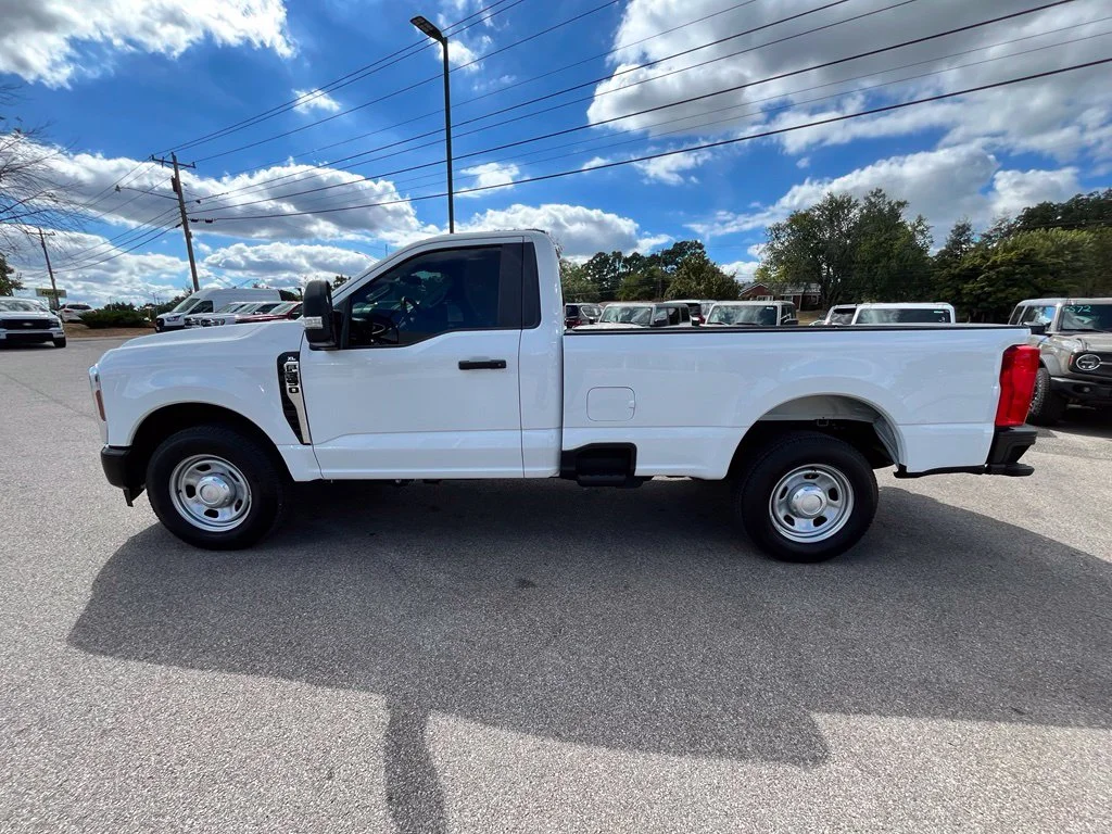 Used 2025 White Ford XL image 5