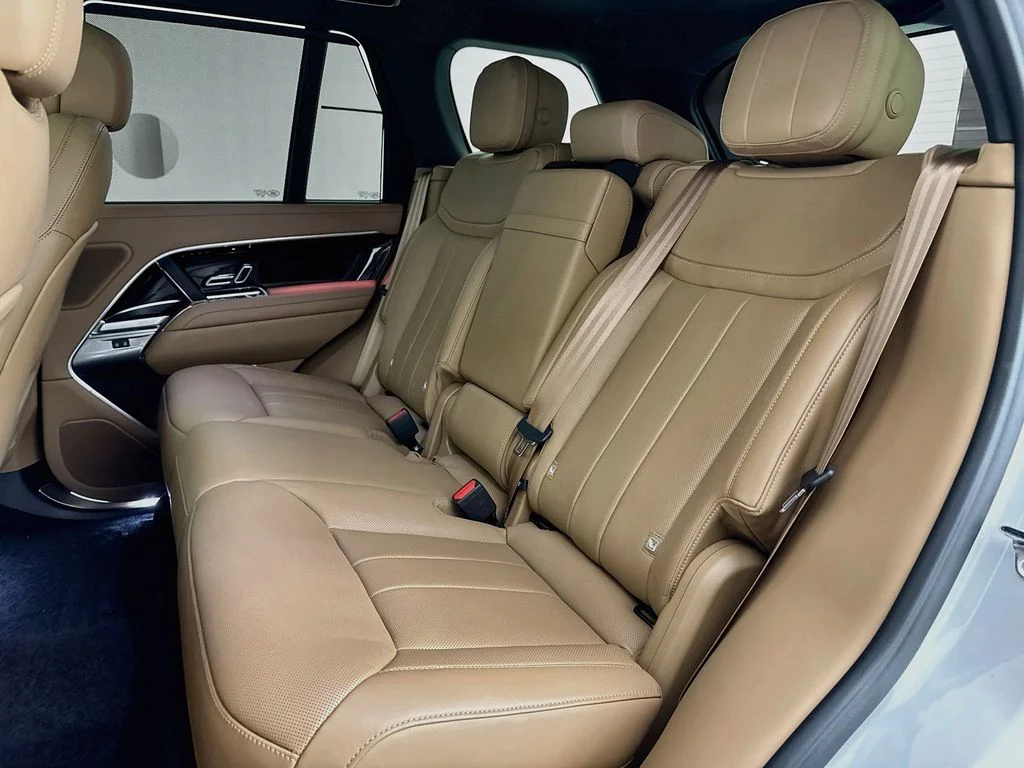 Used 2025 White Land Rover SE image 25