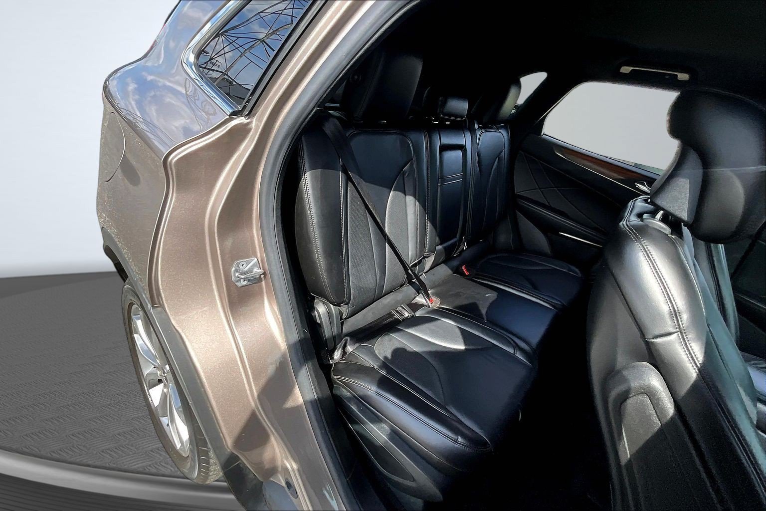 Used 2019 Brown Lincoln Select image 21
