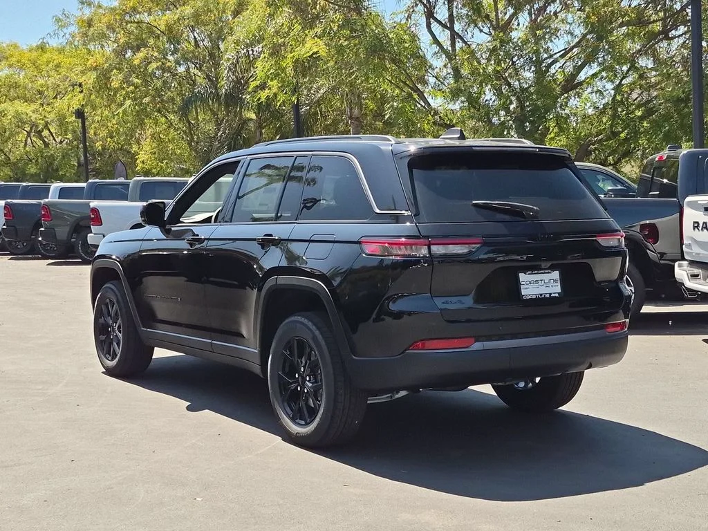 New 2026 Diamond Black Crystal Pearl-Coat Exterior Paint Jeep Altitude image 7
