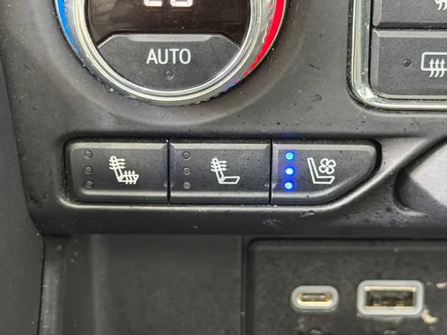 Used 2022 Summit White GMC AT4 image 32