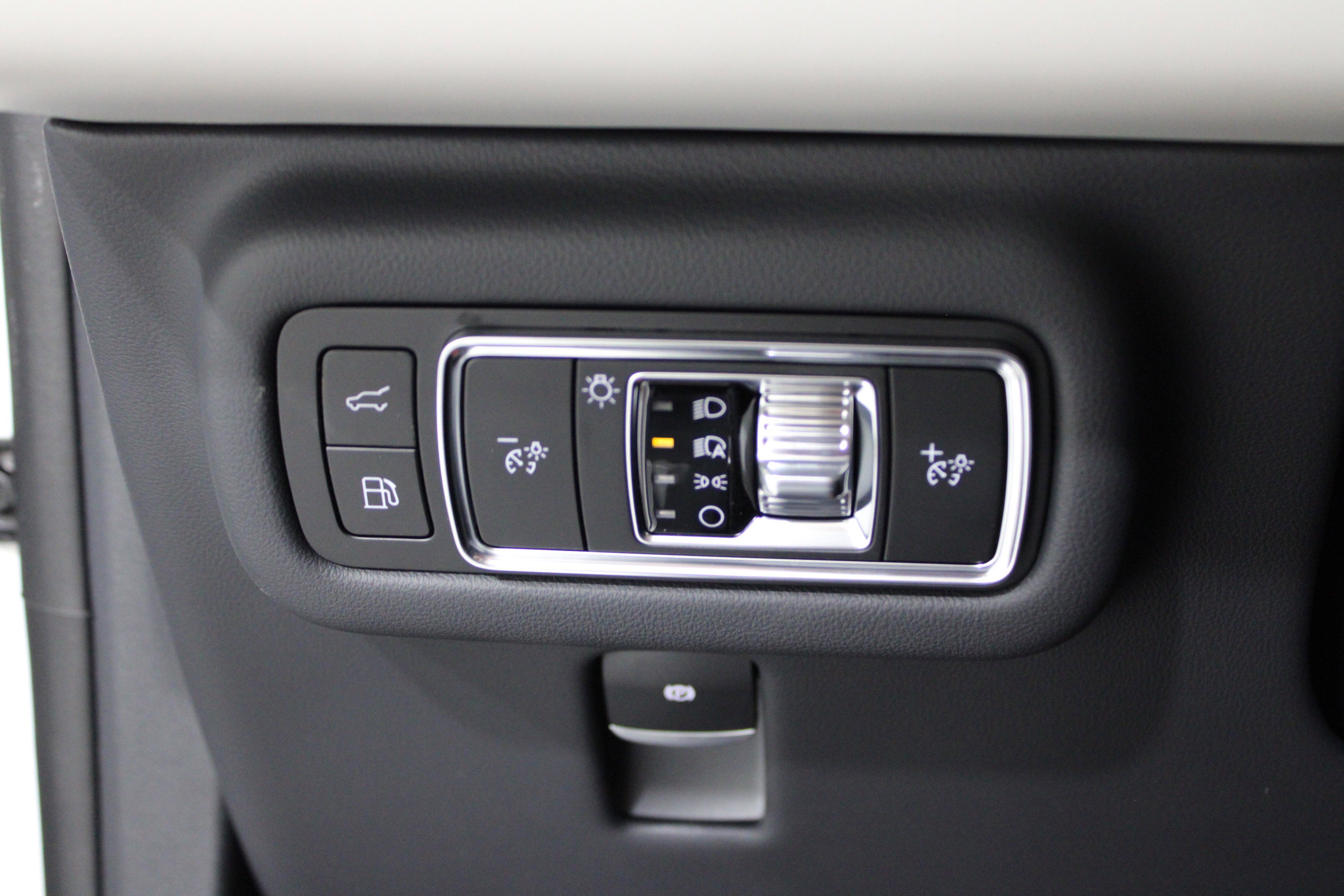 Certified Used 2025 White Platinum Metallic Tri-Coat Lincoln Premiere image 8