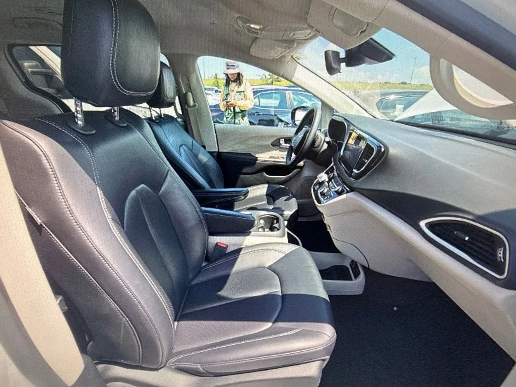 Used 2024 White/off-white Chrysler Touring L image 5