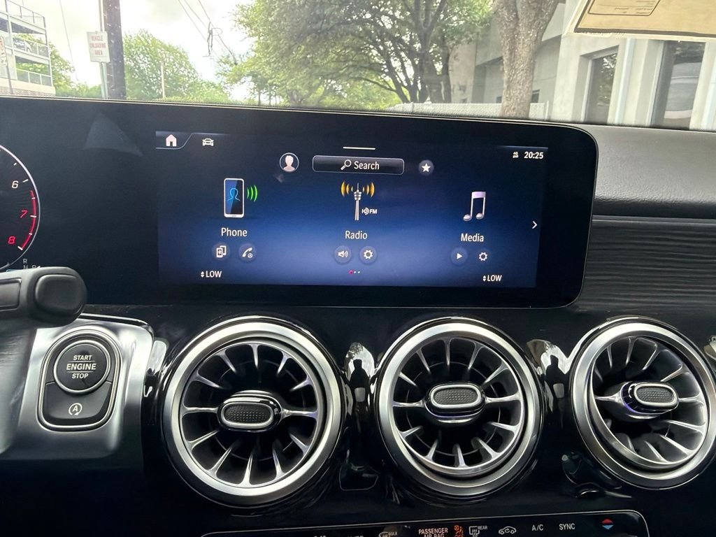 New 2026 Polar White Mercedes-Benz GLB 250 image 32