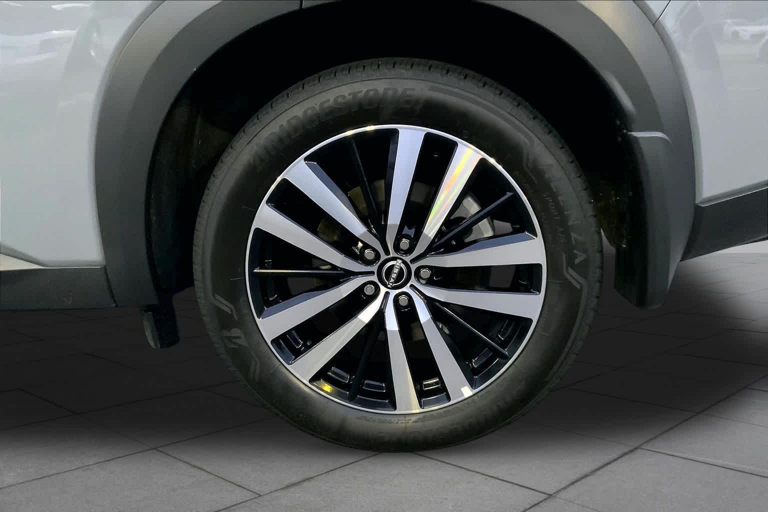 Used 2025 Boulder Gray Pearl Nissan Platinum image 10