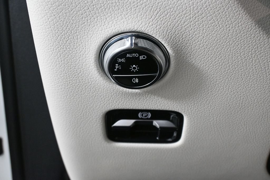 Certified Used 2023 White Mercedes-Benz GLC 300 image 9