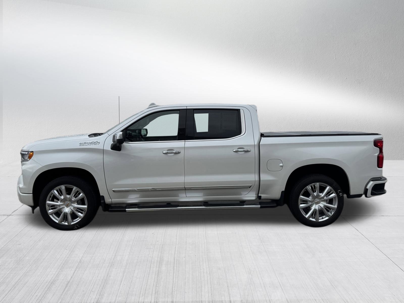 Used 2024 Iridescent Pearl Tricoat Chevrolet High Country image 4