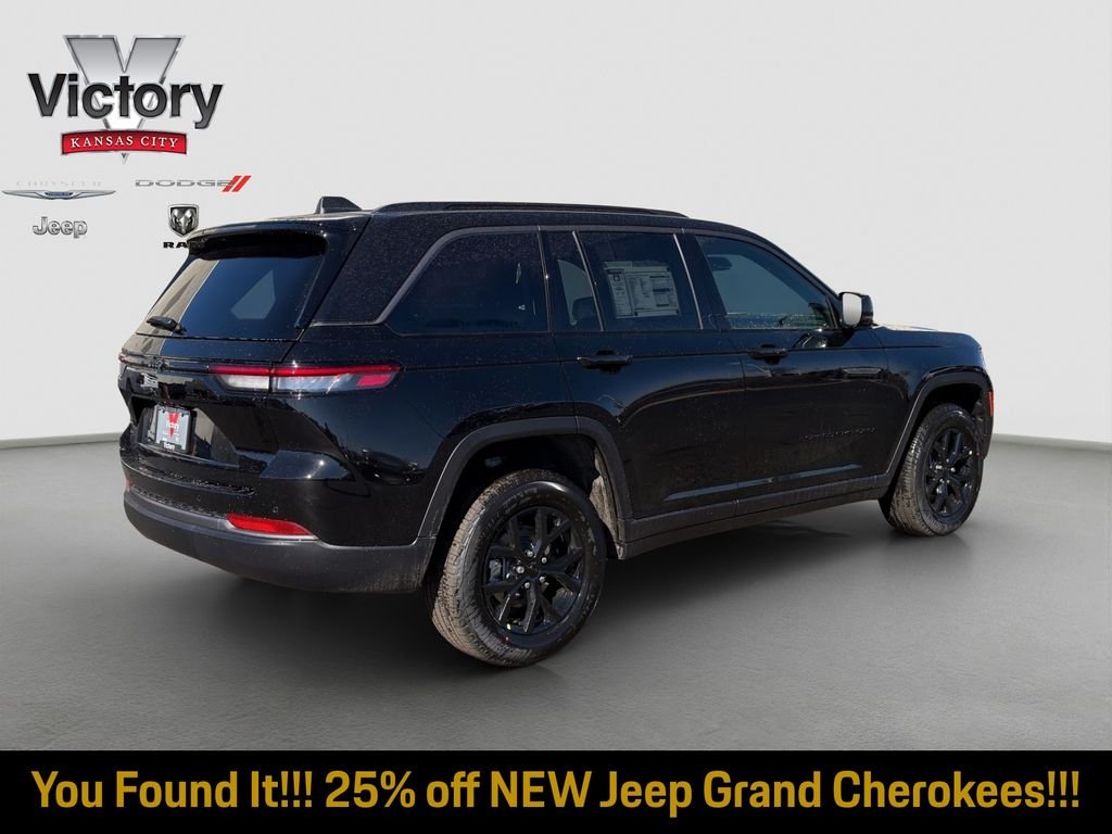 New 2026 Diamond Black Crystal Pearl-Coat Exterior Paint Jeep Altitude image 7