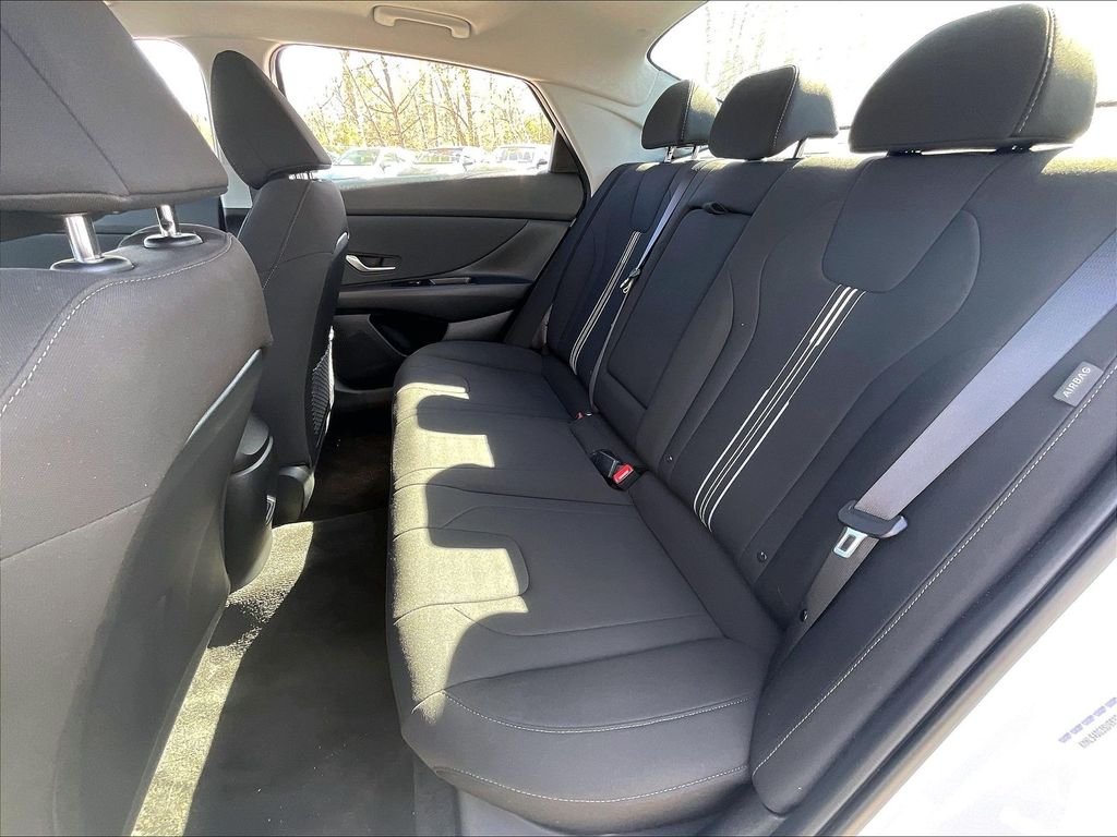 Used 2025 White Hyundai SEL Convenience image 15