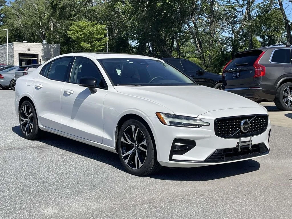 Used 2024 Crystal White Metallic Volvo Core Dark Theme image 1