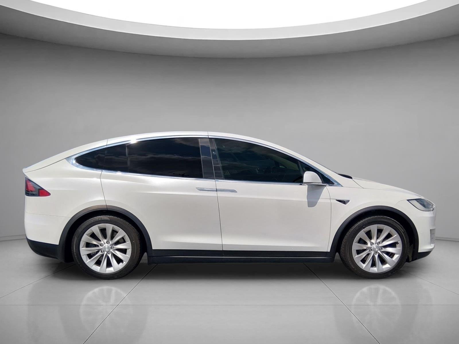 Used 2017  Tesla 90D image 6