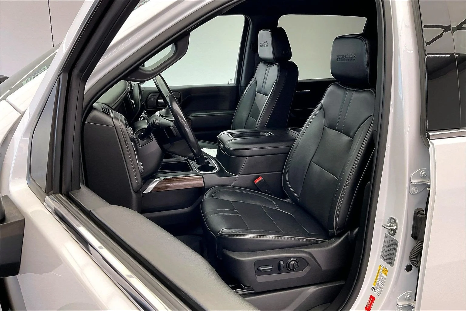 Used 2022 Iridescent Pearl Tricoat Chevrolet High Country image 17