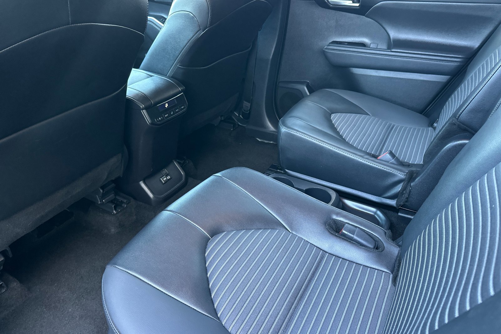 2025 Toyota Highlander LE - Photo 12