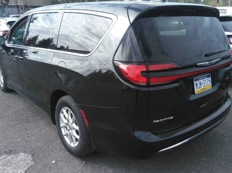 Used 2023 Black Chrysler Touring L image 9