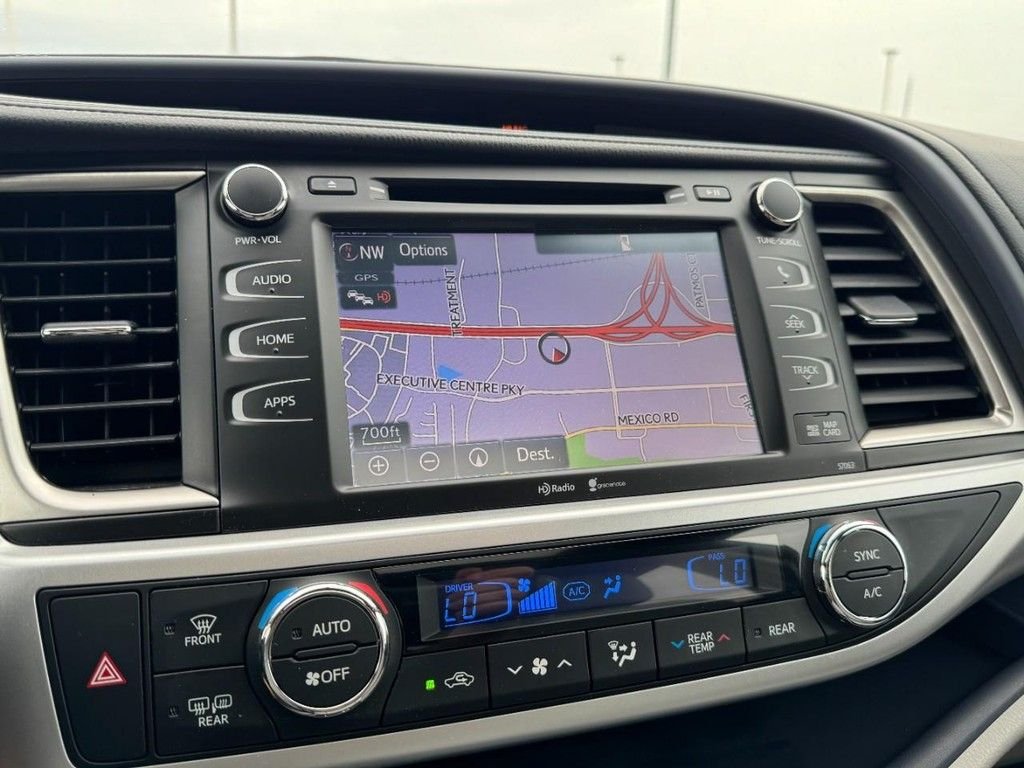 Used 2014 Silver Toyota XLE V6 image 21