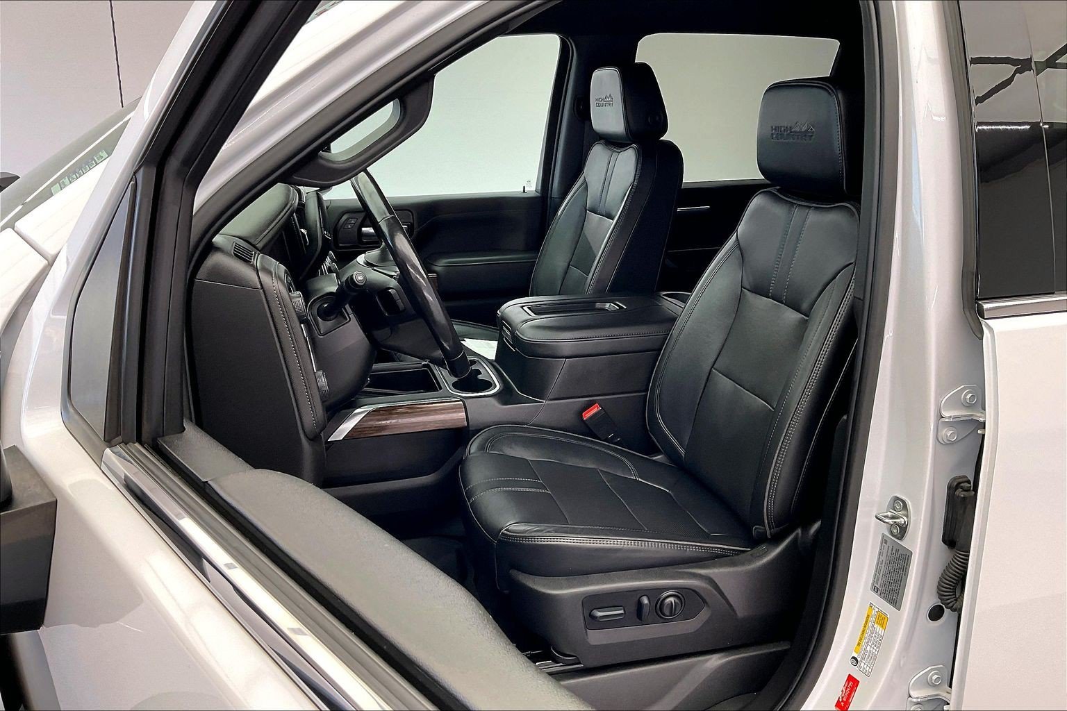 Used 2022 Iridescent Pearl Tricoat Chevrolet High Country image 17