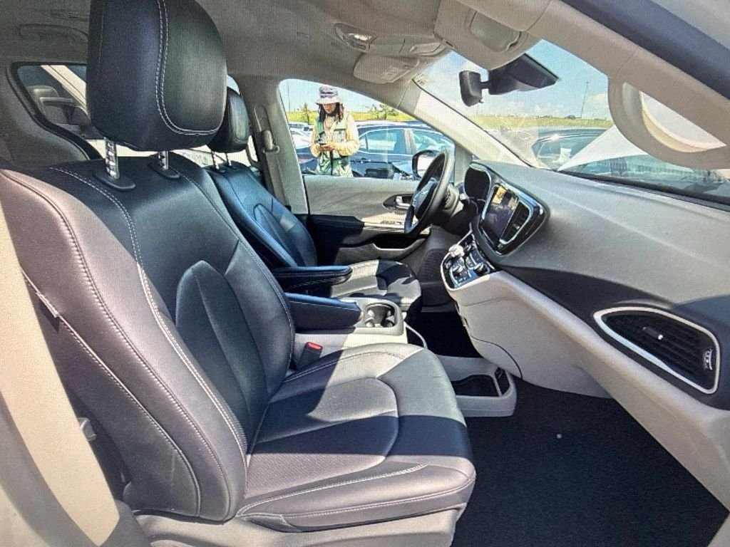 Used 2024 White Chrysler Touring L image 6