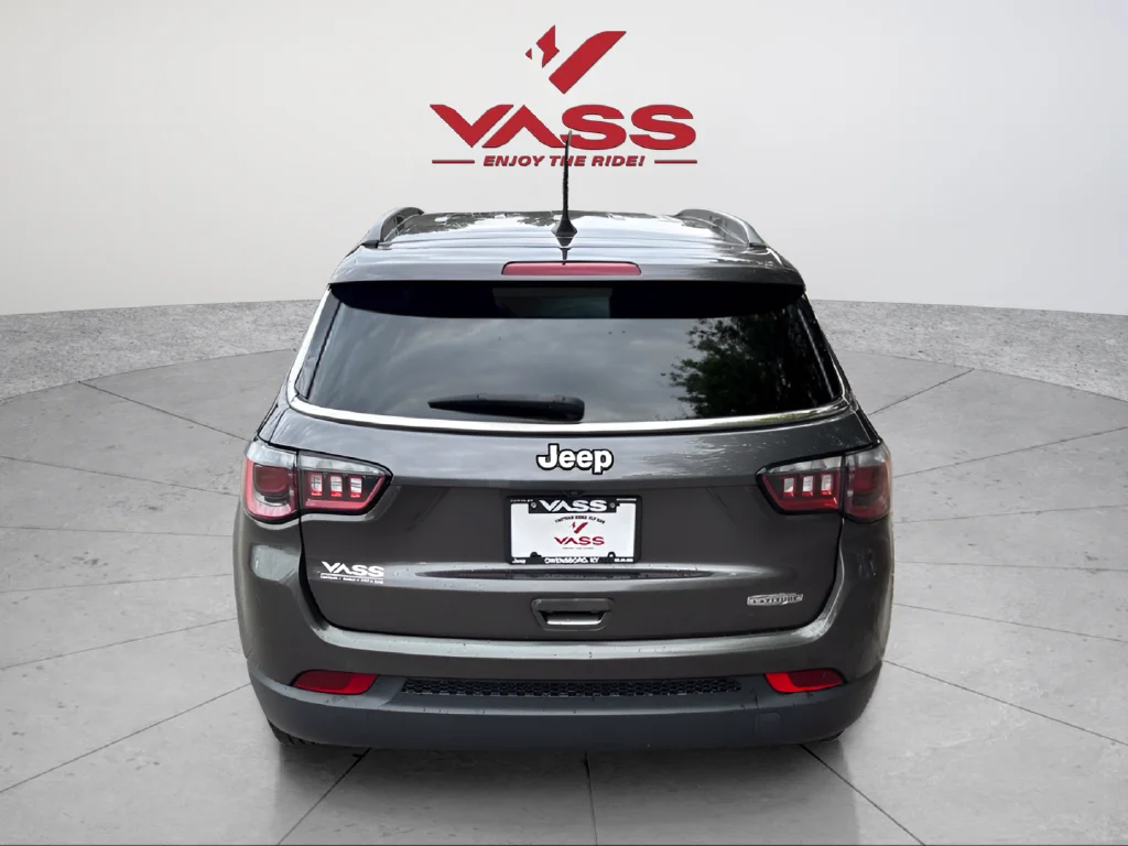 Used 2021 Crystal Metallic Jeep Latitude image 4