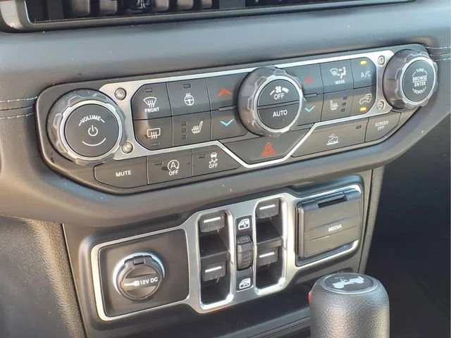 Used 2026  Jeep Sahara image 8