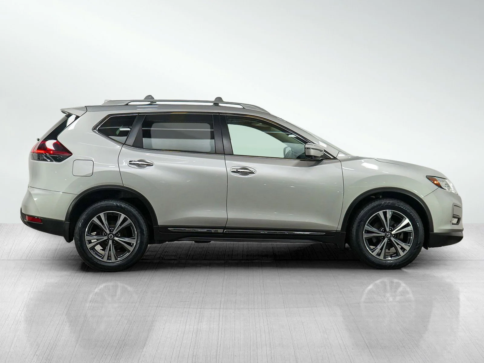 Used 2018 Brilliant Silver Nissan SL image 6