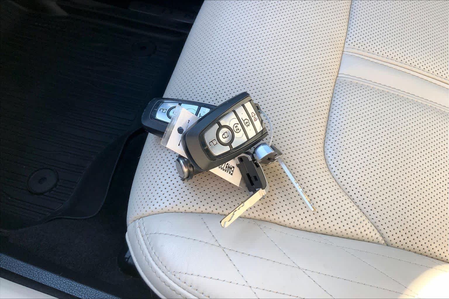 Used 2018 White Platinum Metallic Tri-Coat Ford Platinum image 13