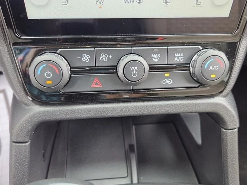 New 2026 Oxford White Ford XLT image 19