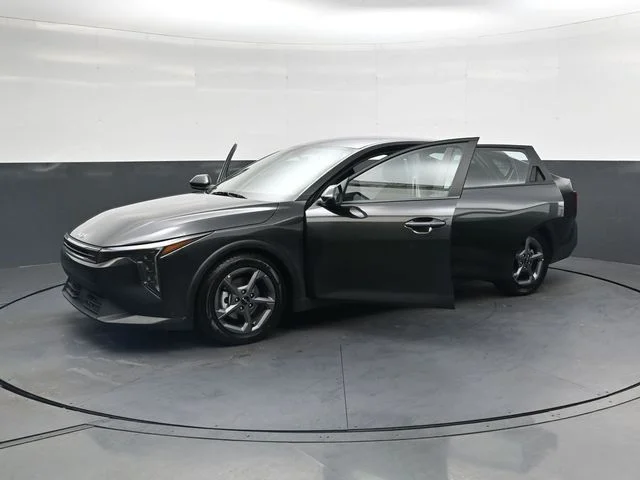 2025 Kia K4 LXS - Photo 35