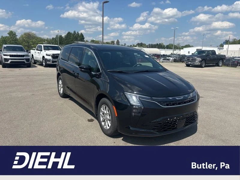 2027 Chrysler Pacifica Select's photo