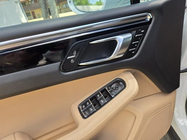 2025 Porsche Macan T - Photo 14