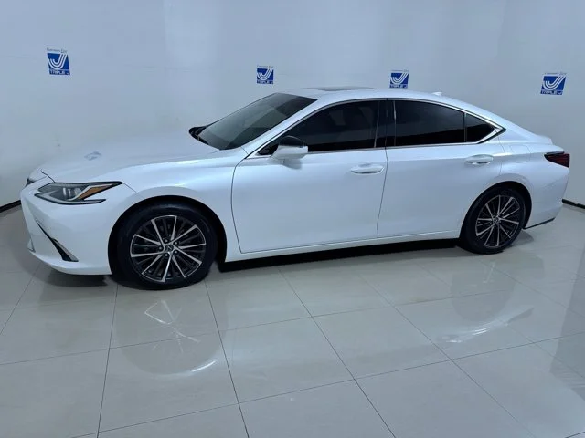 Used 2024 White Lexus ES 350 Luxury image 4