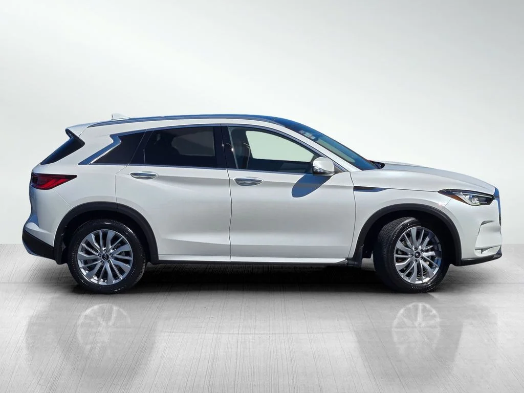 Used 2025 White INFINITI LUXE image 3