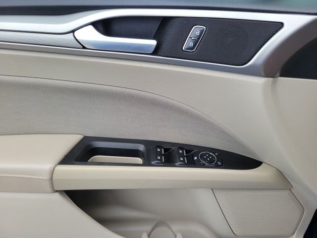 Used 2019 Blue Ford SE image 17