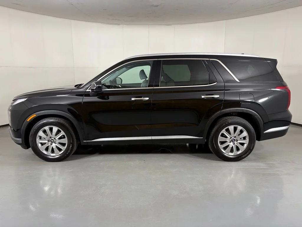 Used 2025 Black Hyundai SEL image 5