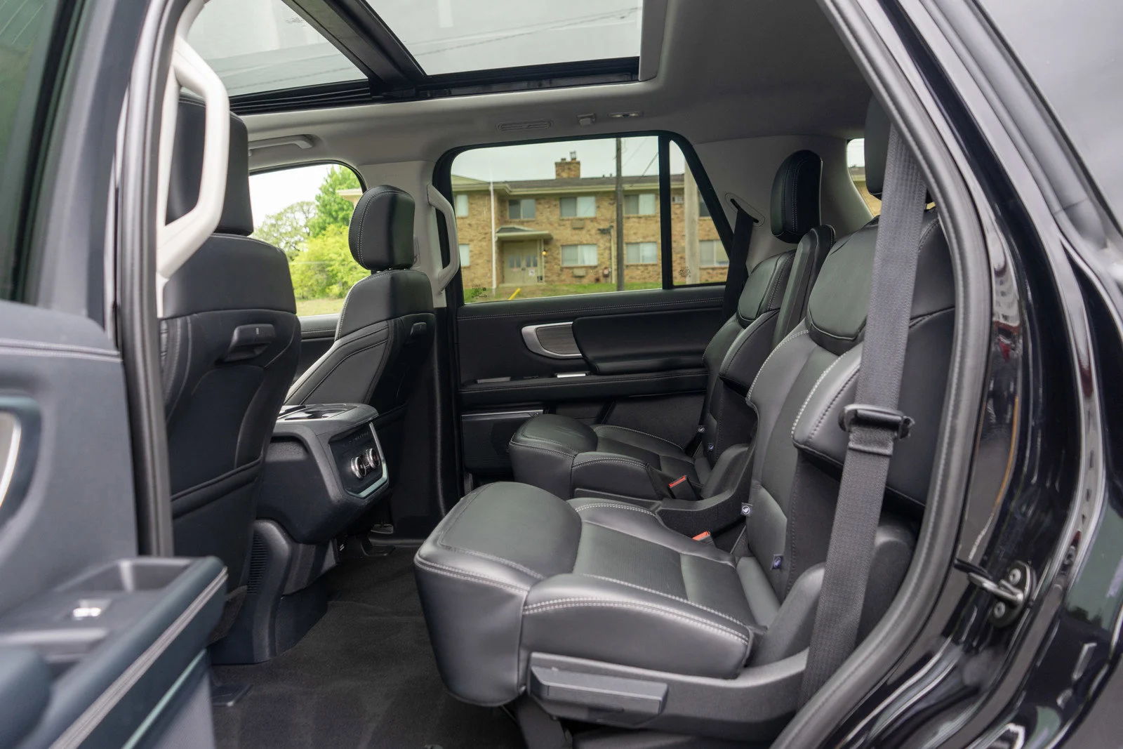 Used 2025 Black Metallic Ford Platinum image 35