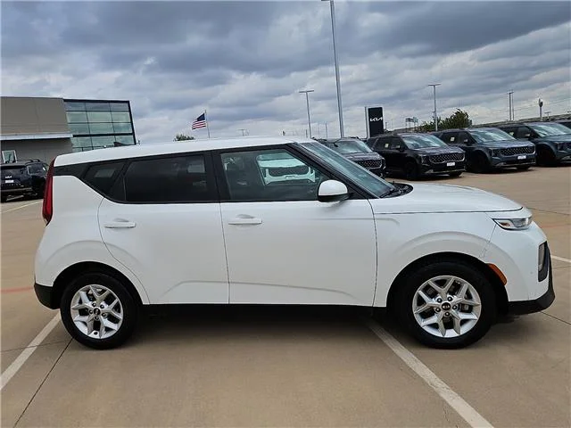 Used 2021 White KIA S (IVT) image 4