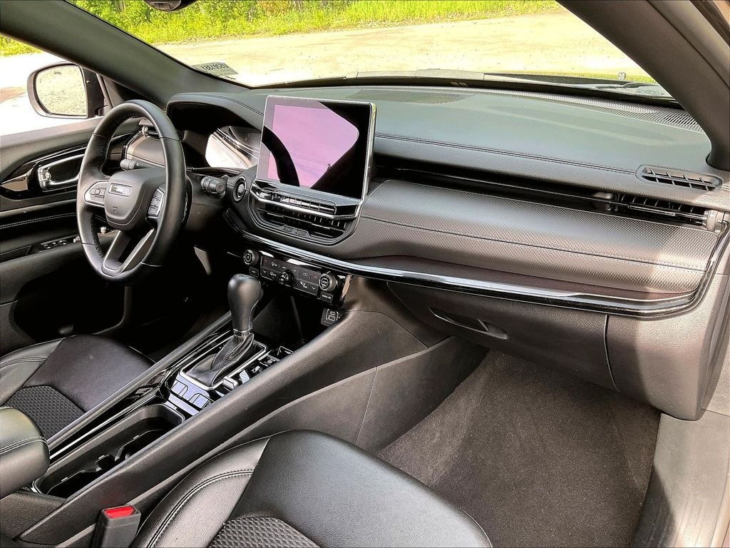 Used 2022 Gray Jeep Latitude image 14