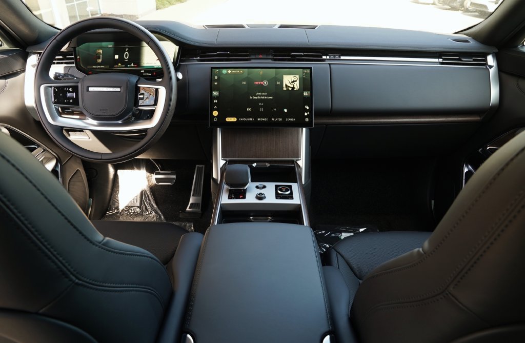 New 2027 Santorini Black Land Rover SE image 9