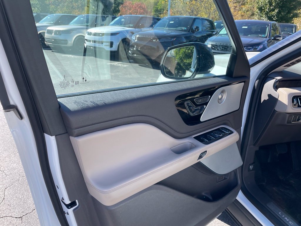 Used 2023 White Lincoln Reserve image 4