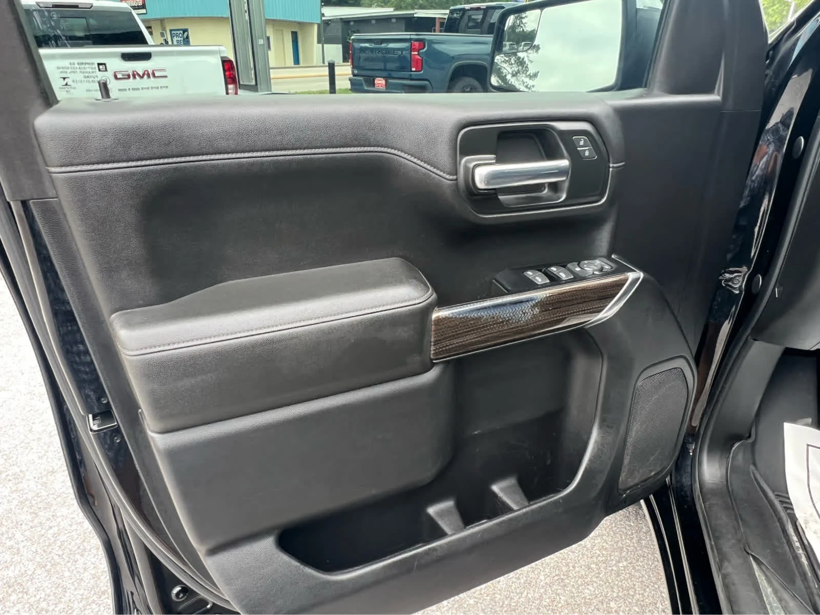 Used 2020 BLACK Chevrolet LT image 12