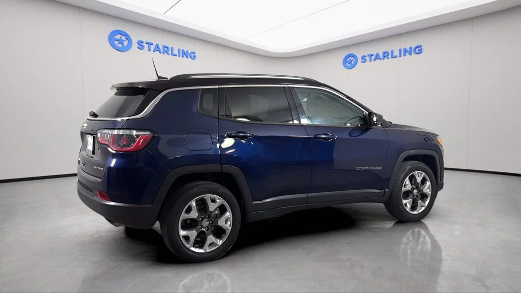 Used 2018  Jeep Limited image 10