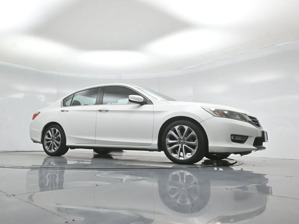 Used 2013  Honda Sport image 2
