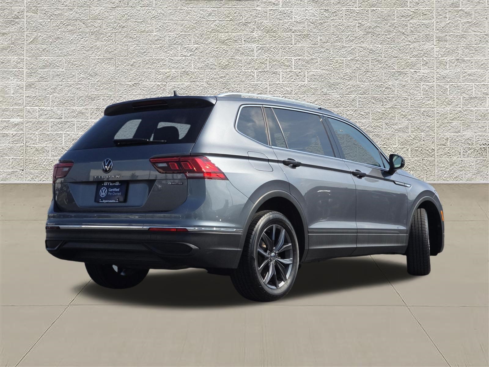 Certified Used 2023 Platinum Gray Metallic Volkswagen SE image 7
