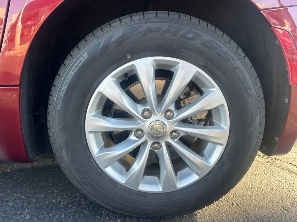Used 2019 Red Chrysler Touring L image 6