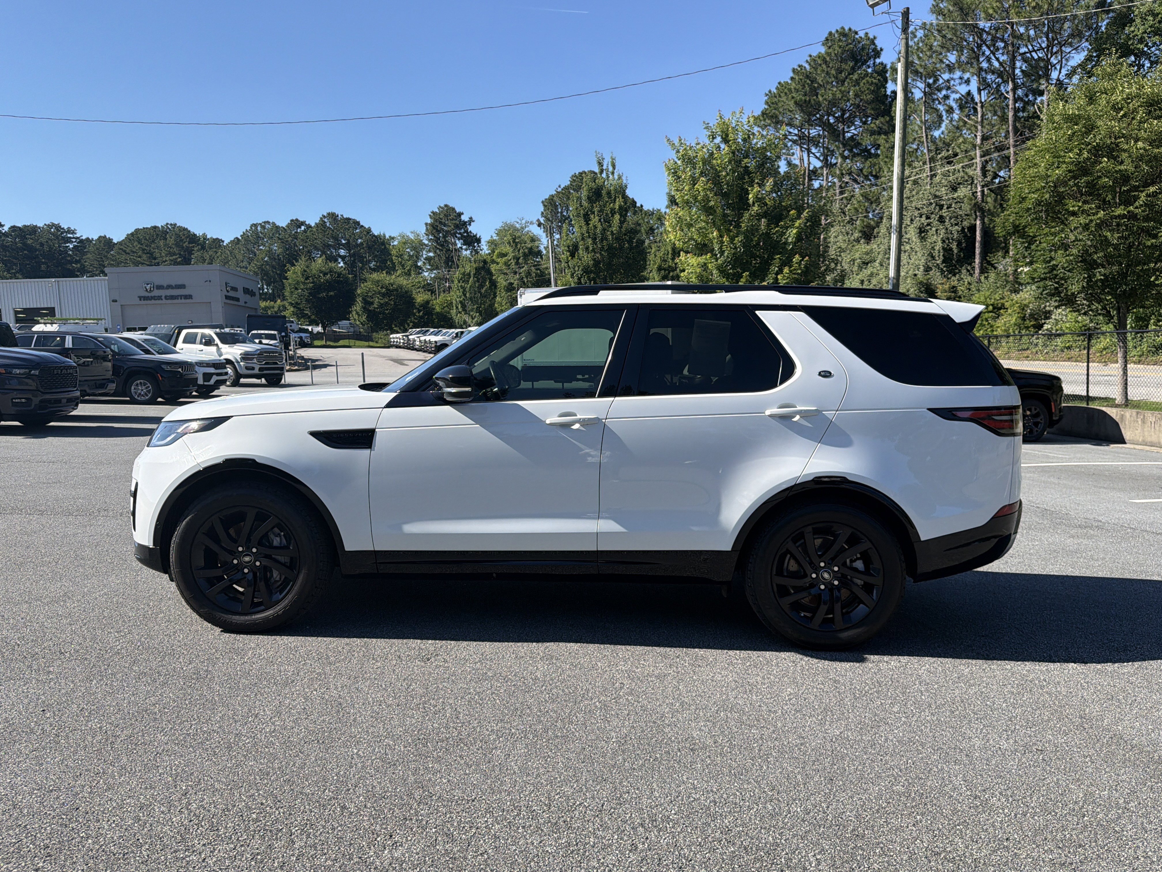 Used 2020 Fuji White Land Rover Landmark Edition image 4