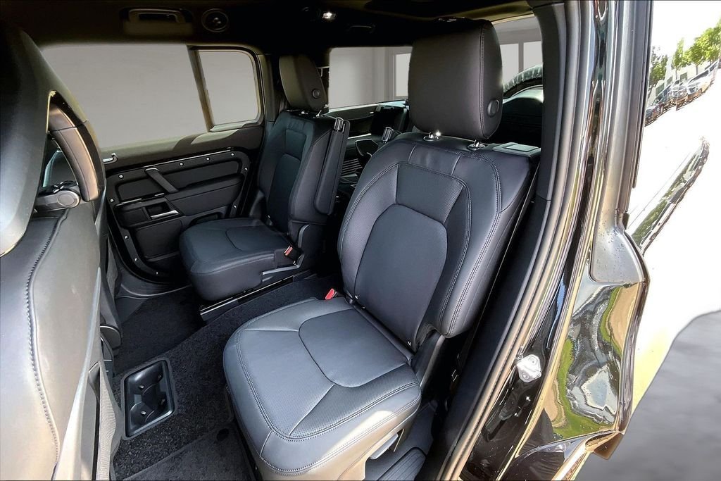 New 2026 Santorini Black LAND ROVER X-Dynamic SE image 10