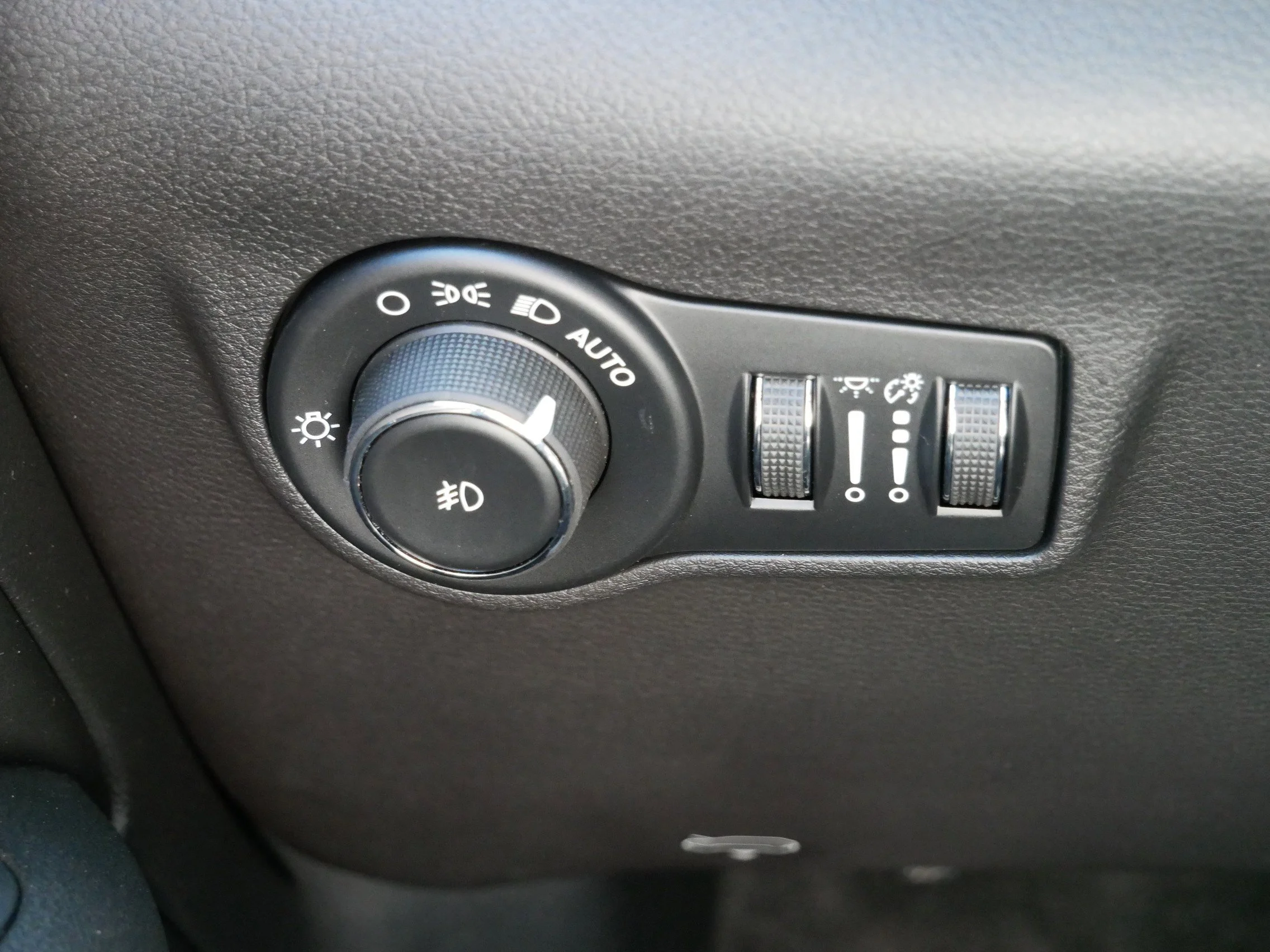 New 2026 Diamond Black Crystal Pearl-Coat Exterior Paint Jeep Latitude Altitude image 18