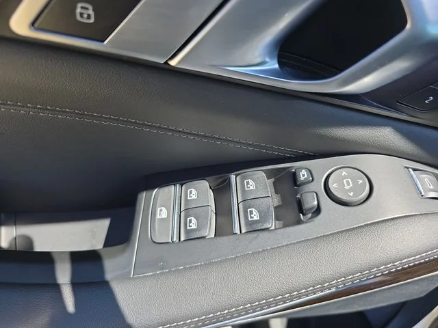 Used 2024 White BMW xDrive40i image 31