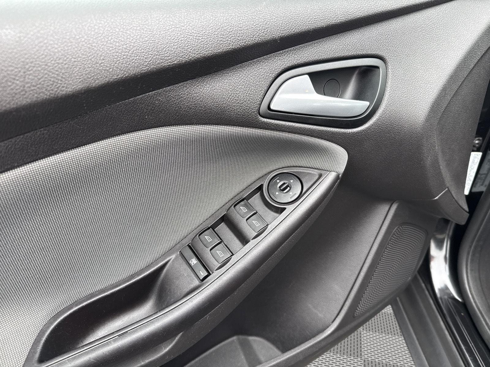 Used 2013 Tuxedo Black Metallic Ford SE image 19
