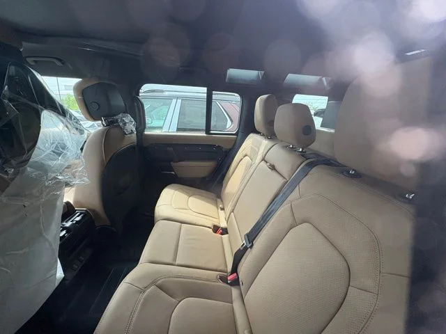 New 2026 Santorini Black Land Rover X-Dynamic SE image 4
