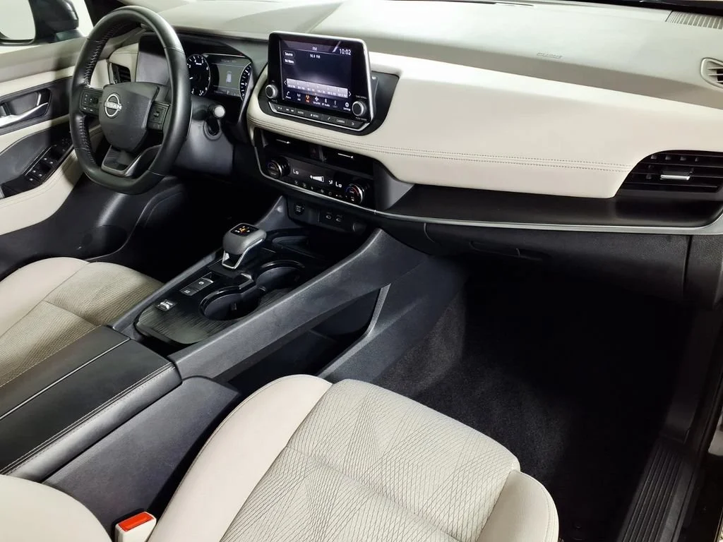 Used 2025 Super Black Nissan SV image 13